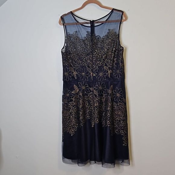 Tahari Arthur S. Levine, navy blue with gold floral print dress. Size 16. - Picture 4 of 4